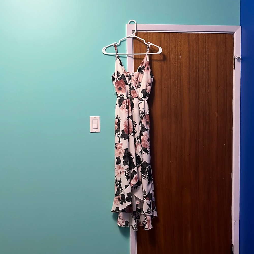 Cute floral dress, nice and float. Cute for family gatherings.
